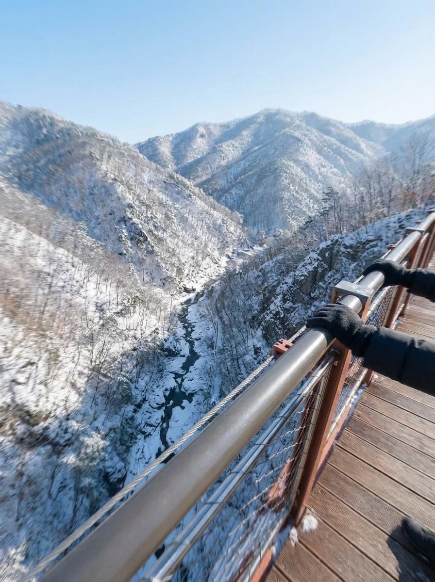 감악산 출렁다리 위에서 바라본 겨울 풍경